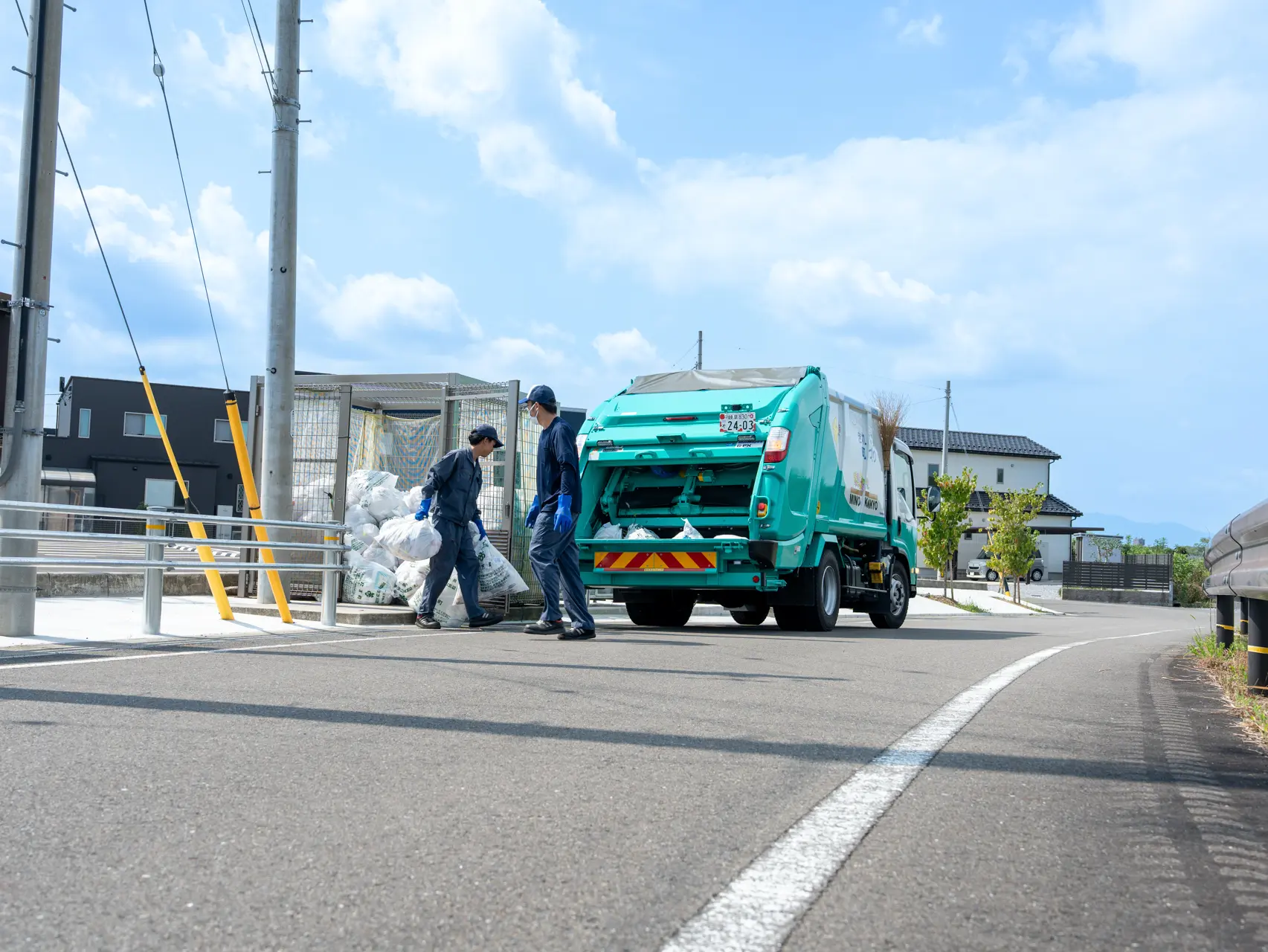 ごみ収集作業中の男性