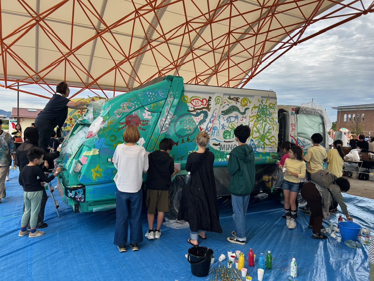 ゴミ収集車に絵を描こう！
