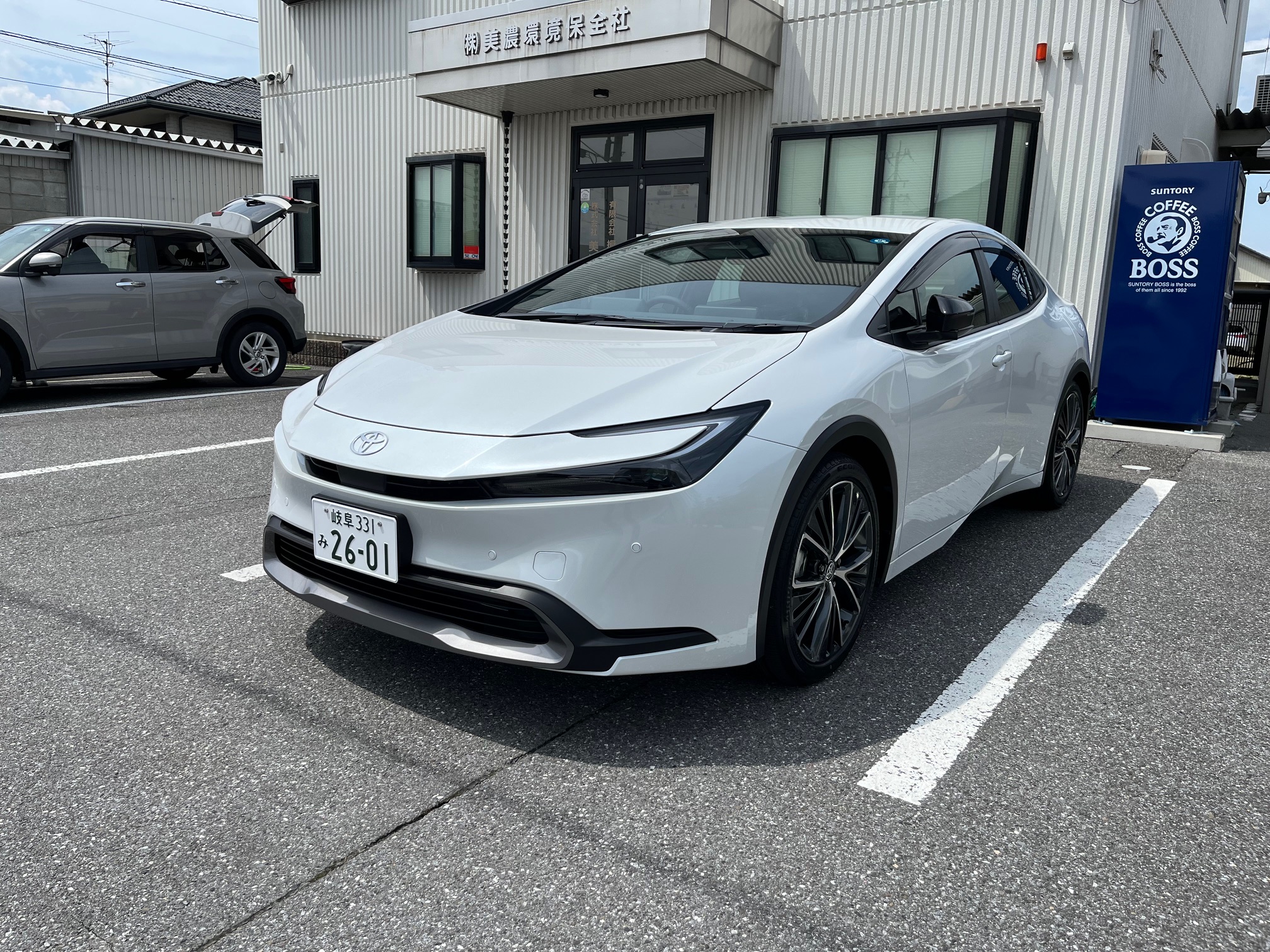 本日、営業車のプリウスが納車されました
