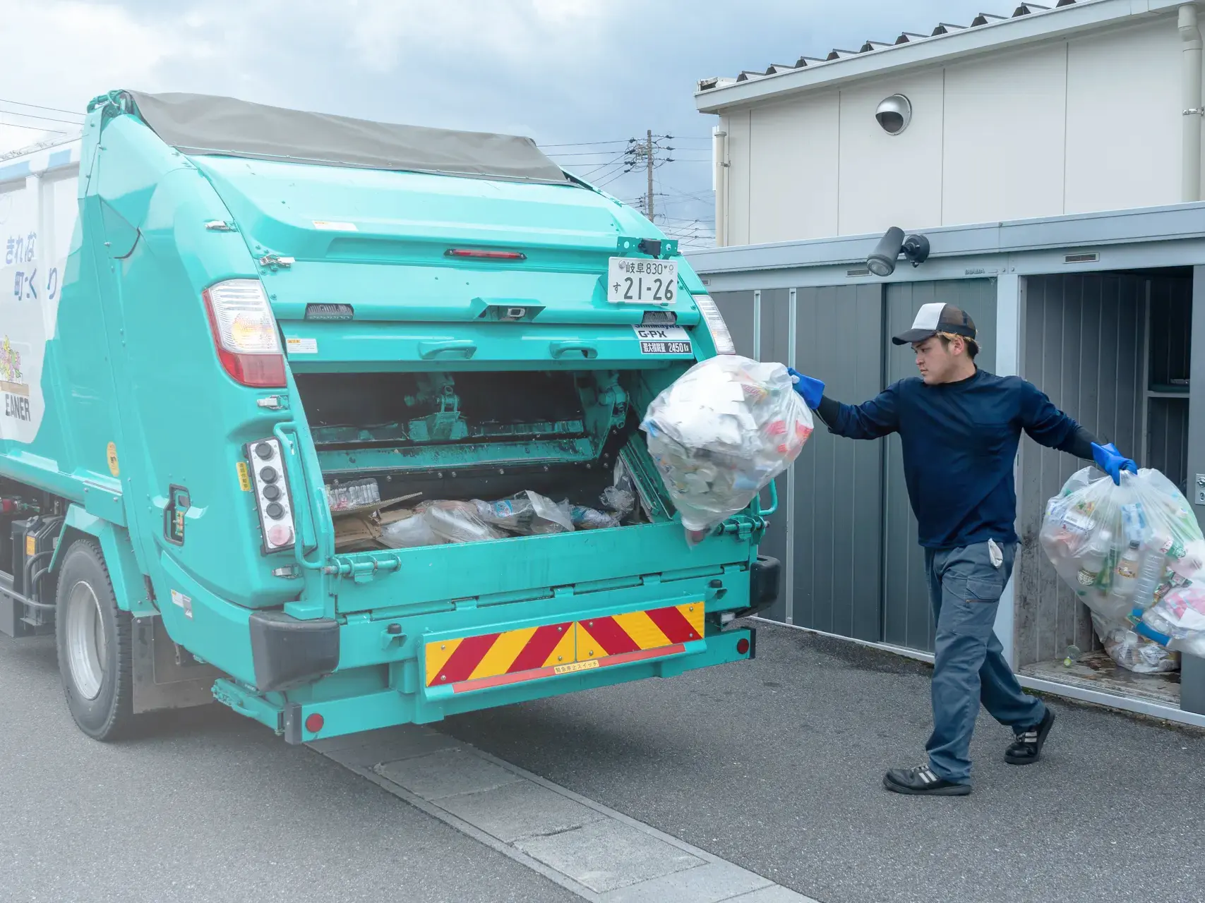 ごみ収集作業中の男性