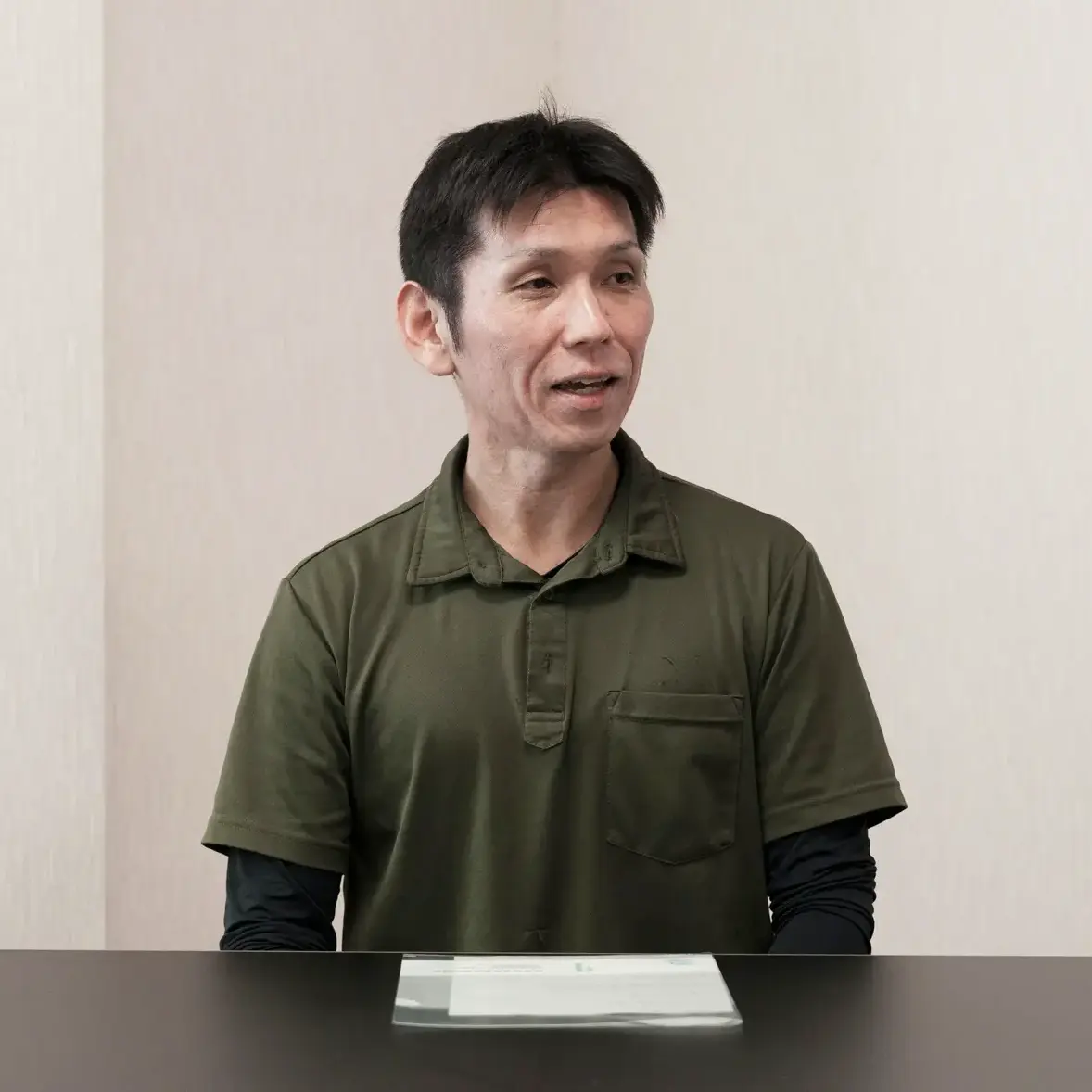 思いやりのある笑顔で話す美濃環境保全社の社員